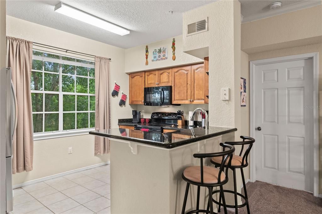 Kitchen w/ Breakfast Bar