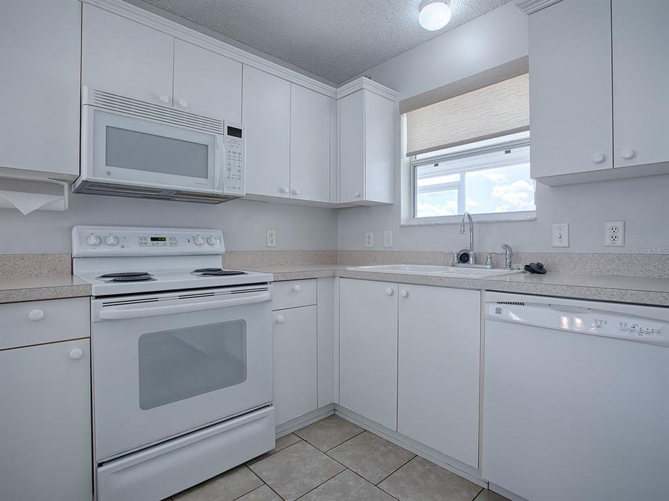 For Sale: $245,000 (1 beds, 1 baths, 875 Square Feet)