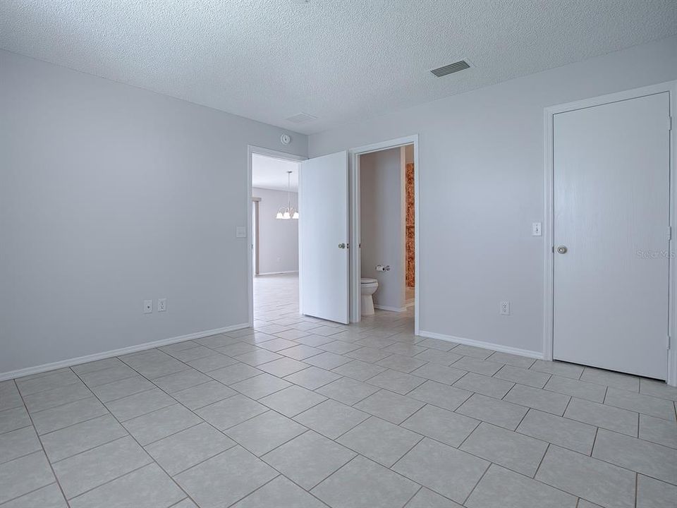 For Sale: $245,000 (1 beds, 1 baths, 875 Square Feet)