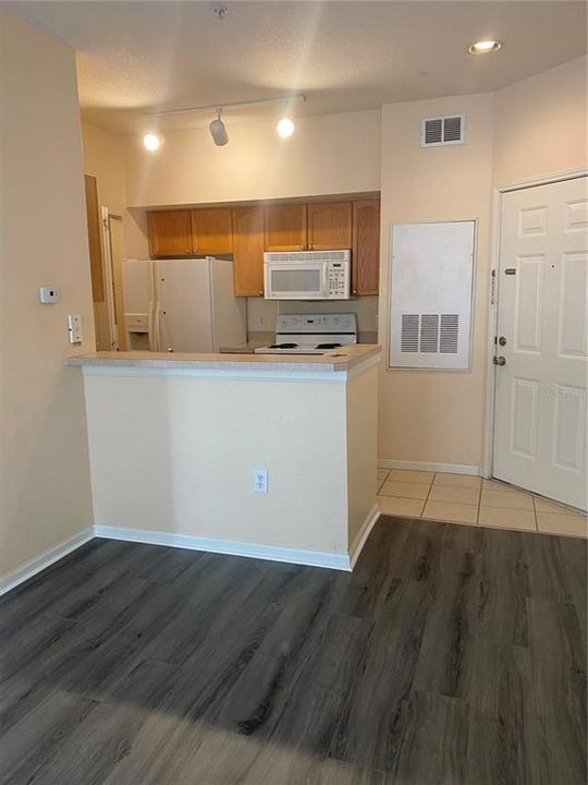 For Rent: $1,395 (1 beds, 1 baths, 566 Square Feet)