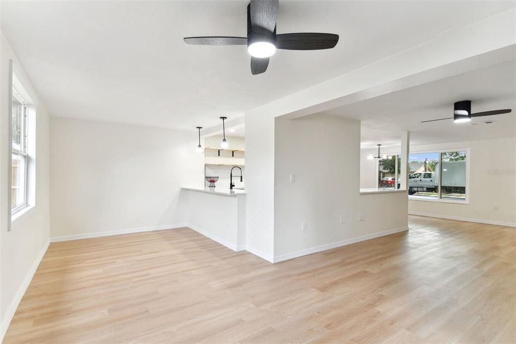 For Sale: $325,000 (2 beds, 2 baths, 1197 Square Feet)