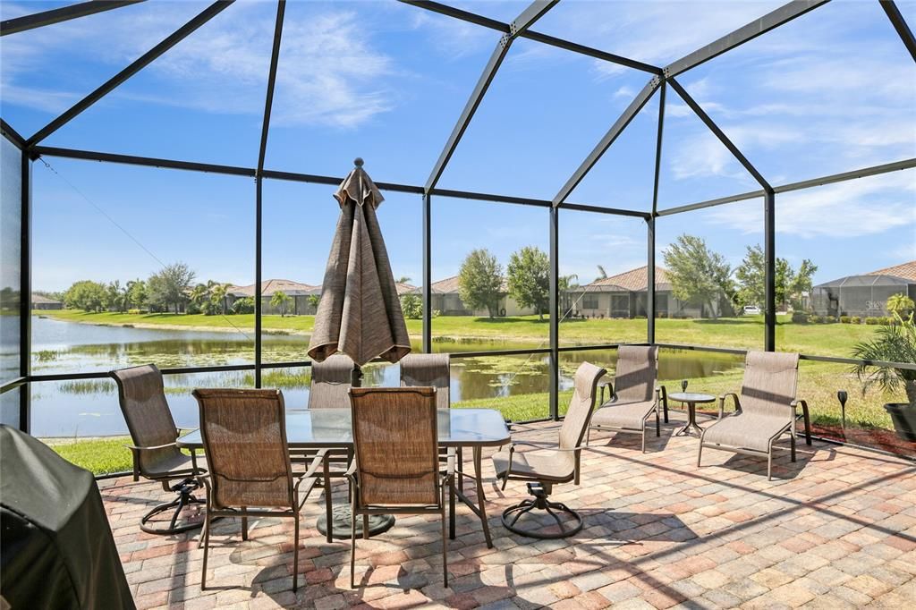 huge screened lanai