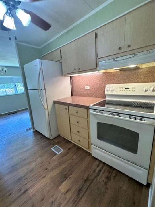 В аренду: $1,695 (3 спален, 2 ванн, 1296 Квадратных фут)