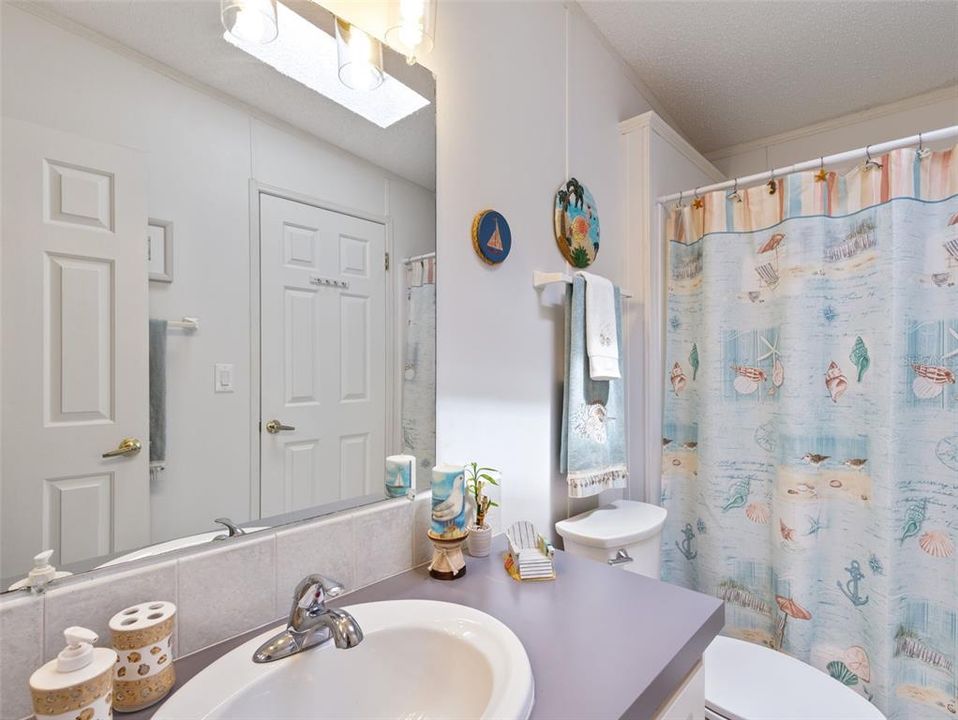 Guest hall bathroom with tub/shower combo