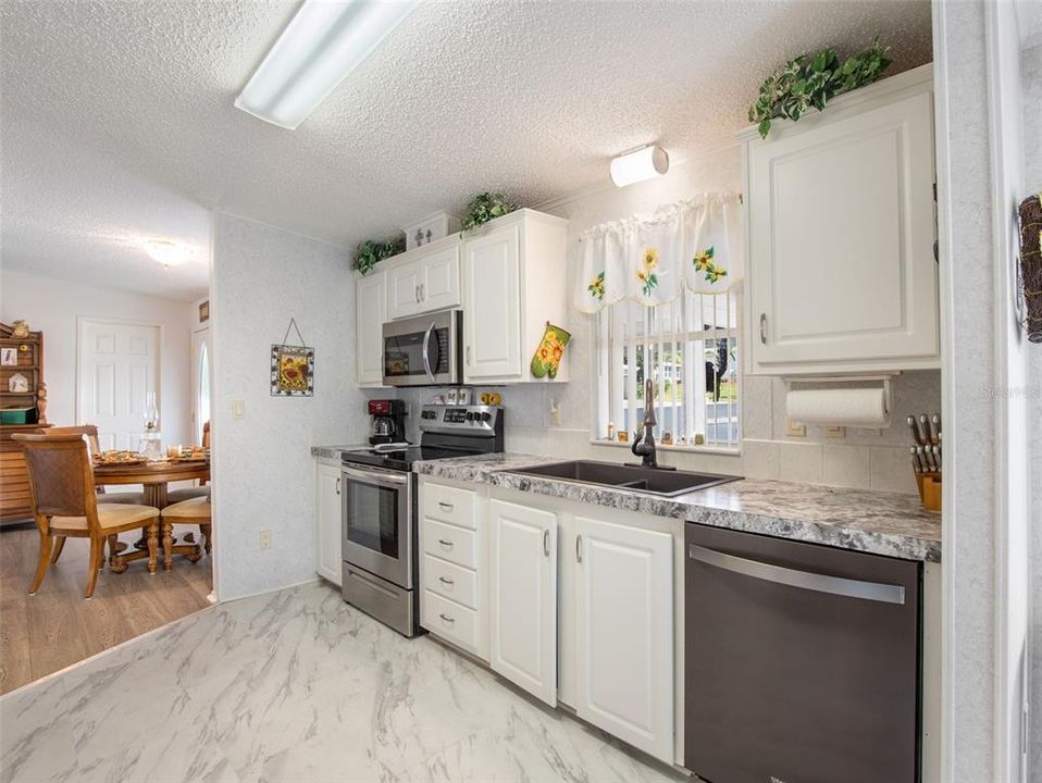 For Sale: $294,500 (3 beds, 2 baths, 1488 Square Feet)