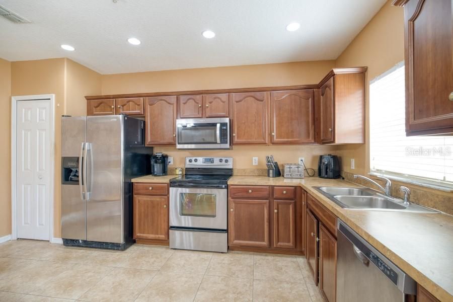 For Sale: $309,900 (3 beds, 2 baths, 1382 Square Feet)