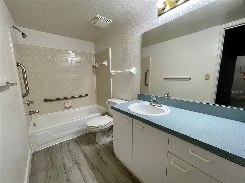 Active With Contract: $1,750 (2 beds, 2 baths, 1140 Square Feet)