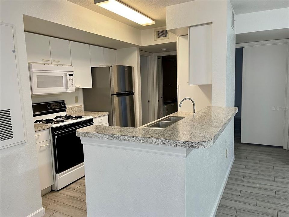 Active With Contract: $1,750 (2 beds, 2 baths, 1140 Square Feet)