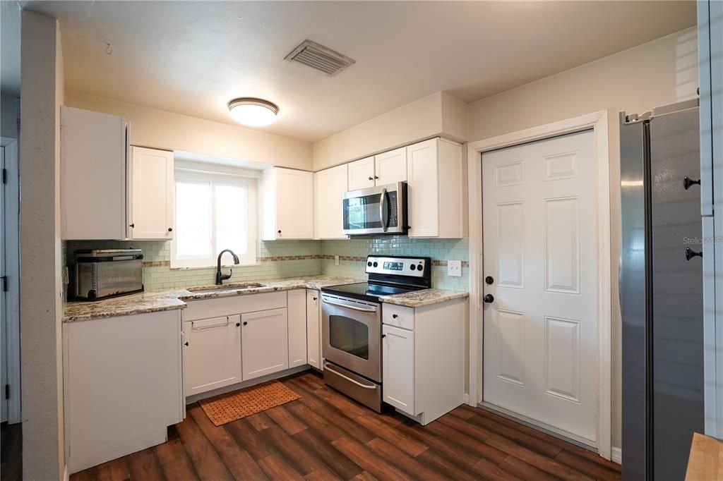 For Rent: $2,450 (2 beds, 1 baths, 748 Square Feet)