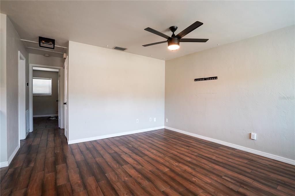For Rent: $2,450 (2 beds, 1 baths, 748 Square Feet)
