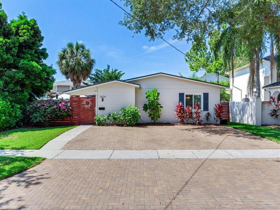 Active With Contract: $675,000 (2 beds, 2 baths, 1320 Square Feet)