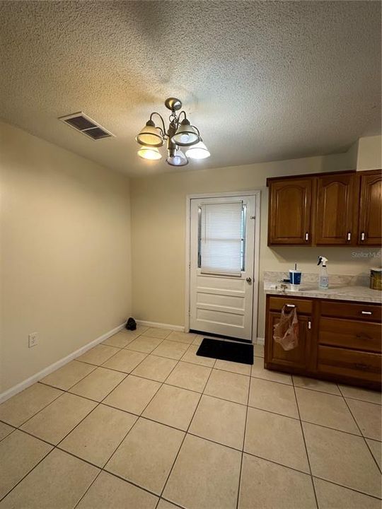 For Sale: $275,000 (4 beds, 1 baths, 1082 Square Feet)