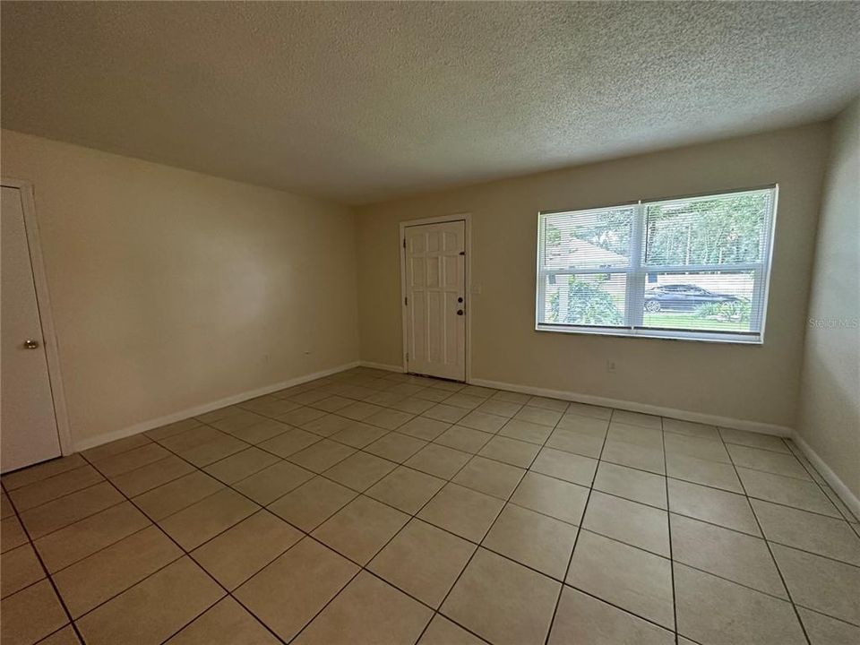 For Sale: $275,000 (4 beds, 1 baths, 1082 Square Feet)