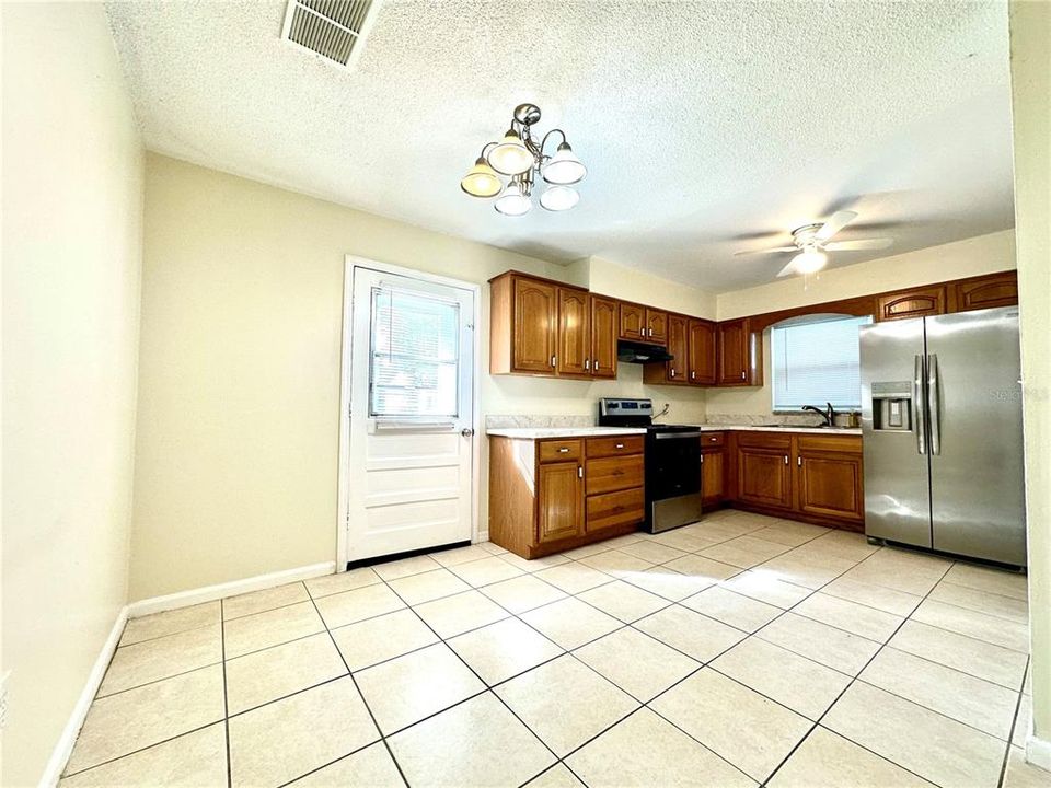 For Sale: $275,000 (4 beds, 1 baths, 1082 Square Feet)