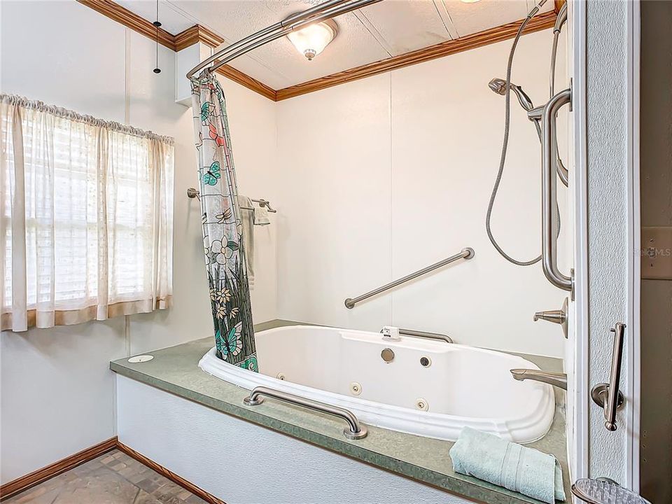待售: $107,000 (2 贝兹, 2 浴室, 1152 平方英尺)