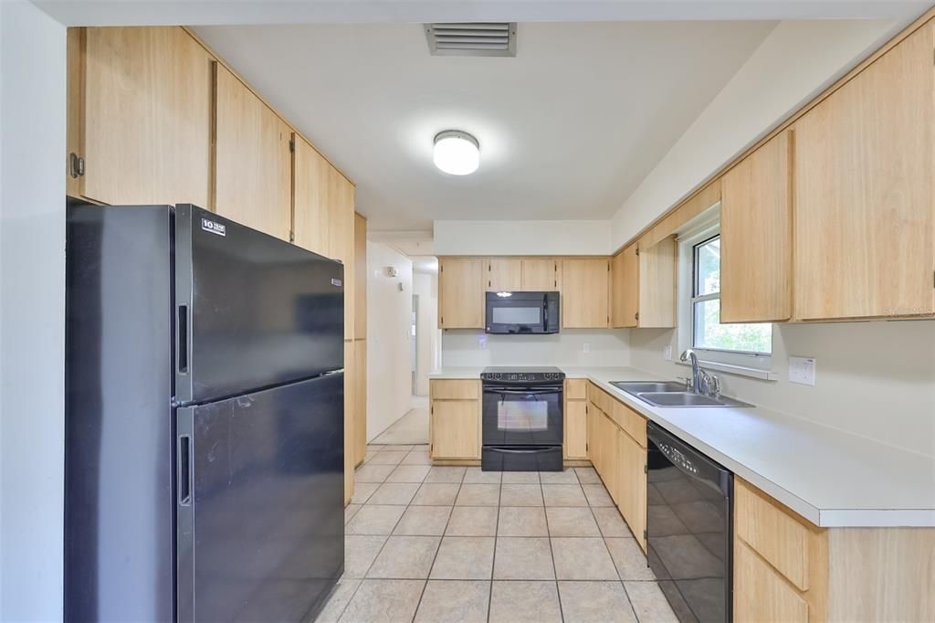 For Sale: $369,000 (2 beds, 1 baths, 912 Square Feet)