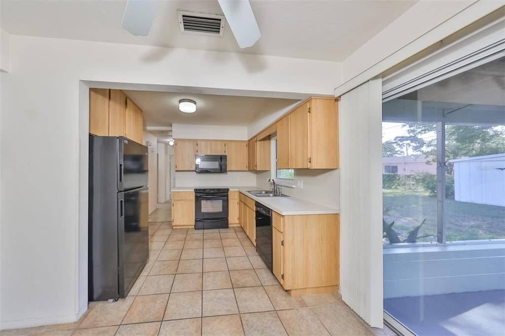 For Sale: $369,000 (2 beds, 1 baths, 912 Square Feet)
