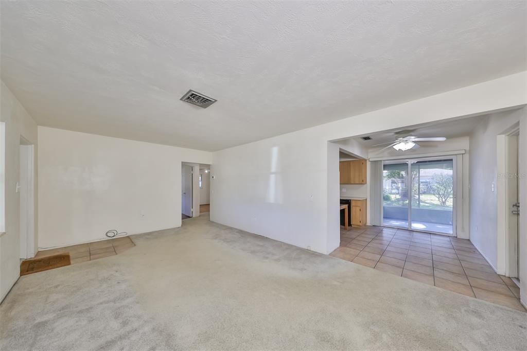 For Sale: $369,000 (2 beds, 1 baths, 912 Square Feet)