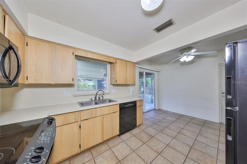 For Sale: $369,000 (2 beds, 1 baths, 912 Square Feet)