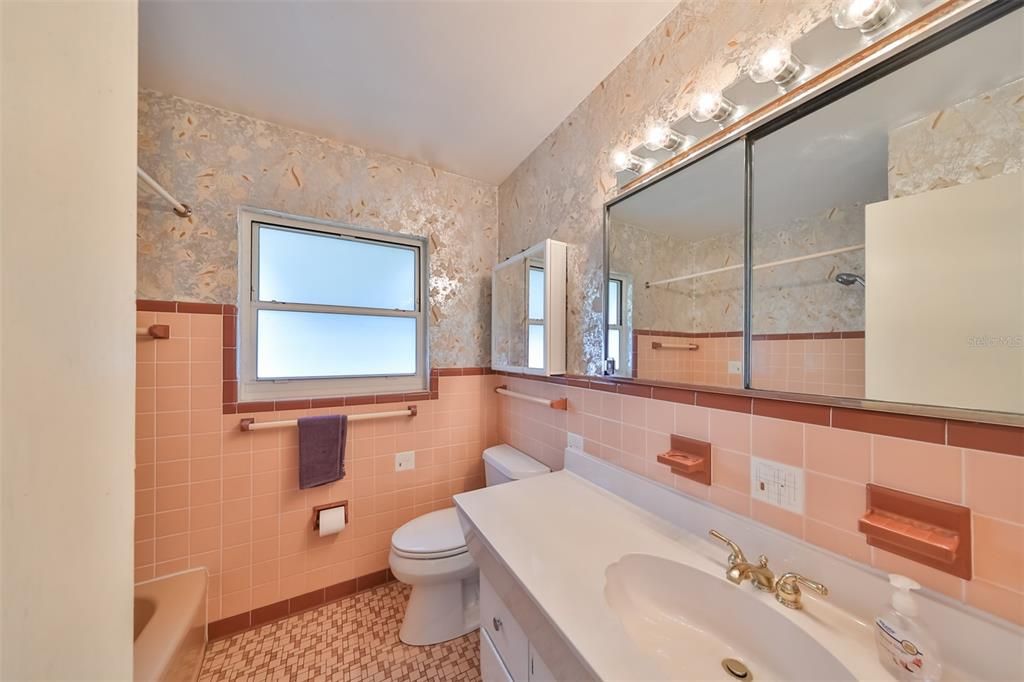 For Sale: $369,000 (2 beds, 1 baths, 912 Square Feet)