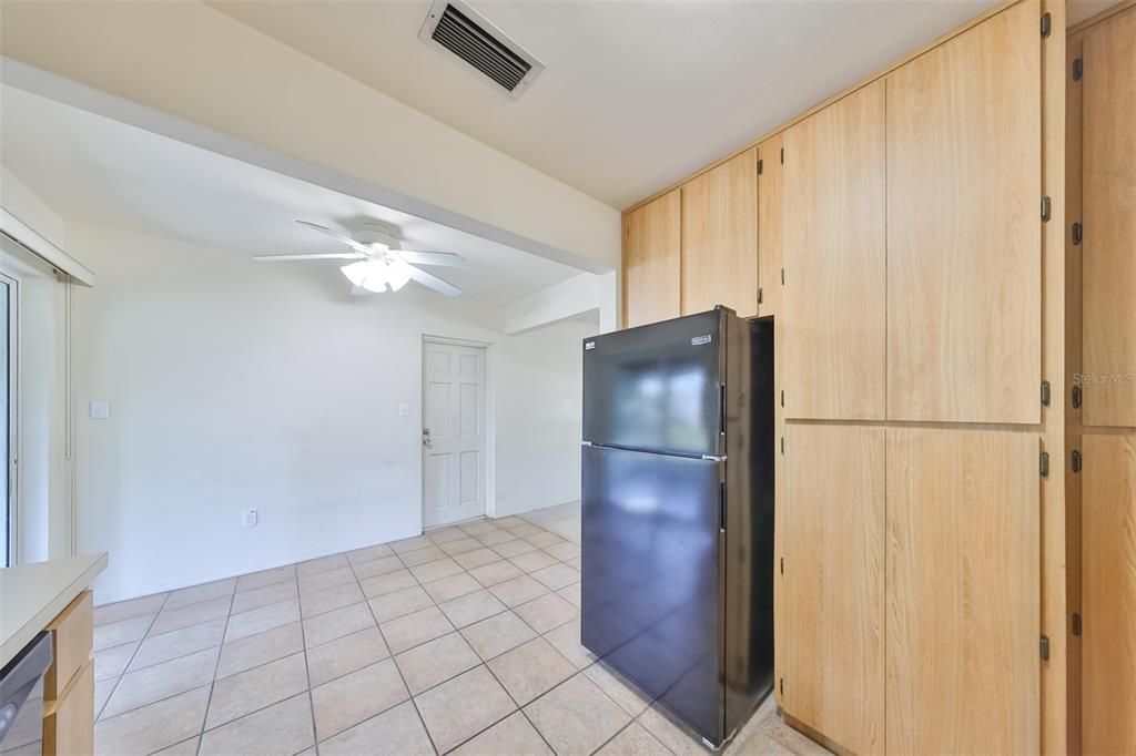 Active With Contract: $369,000 (2 beds, 1 baths, 912 Square Feet)