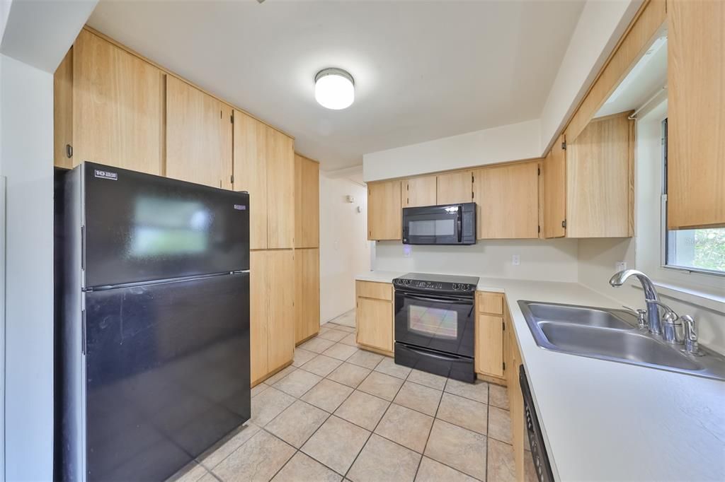 Active With Contract: $369,000 (2 beds, 1 baths, 912 Square Feet)