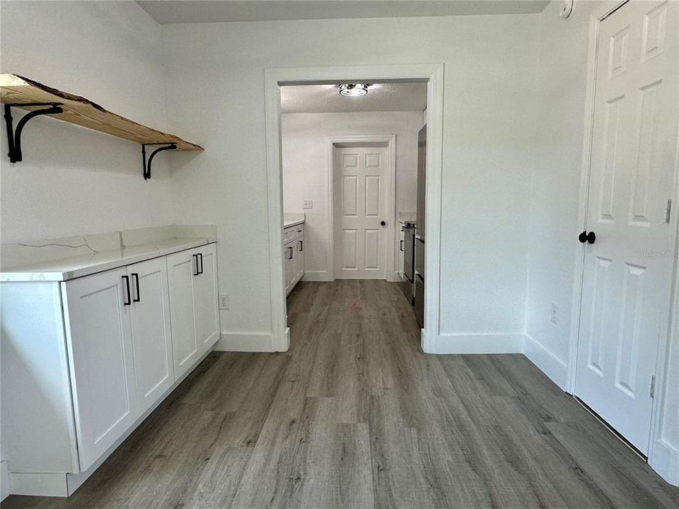 For Sale: $194,500 (2 beds, 1 baths, 927 Square Feet)