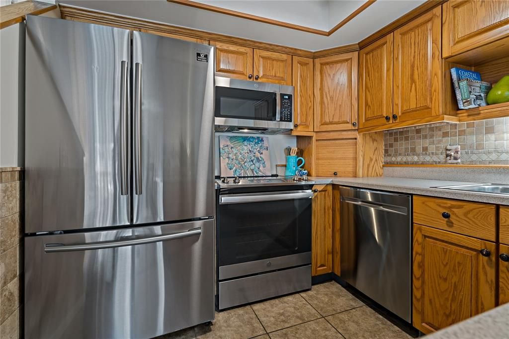 BEAUTIFULLY APPOINTED KITCHEN!