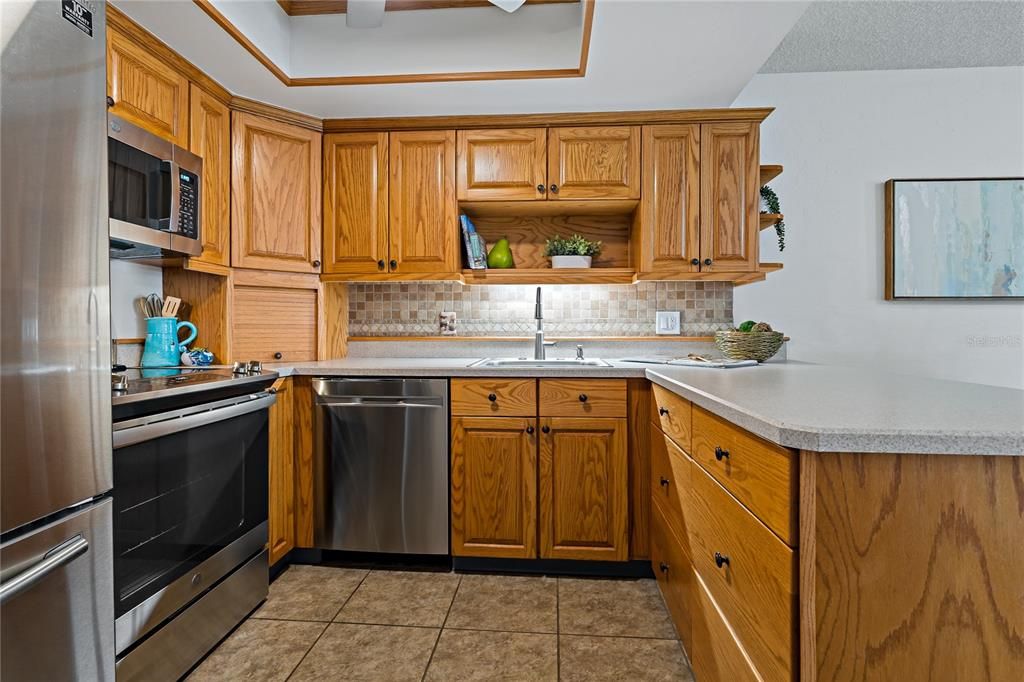 LOTS OF CABINET STORAGE IN THE KITCHEN!