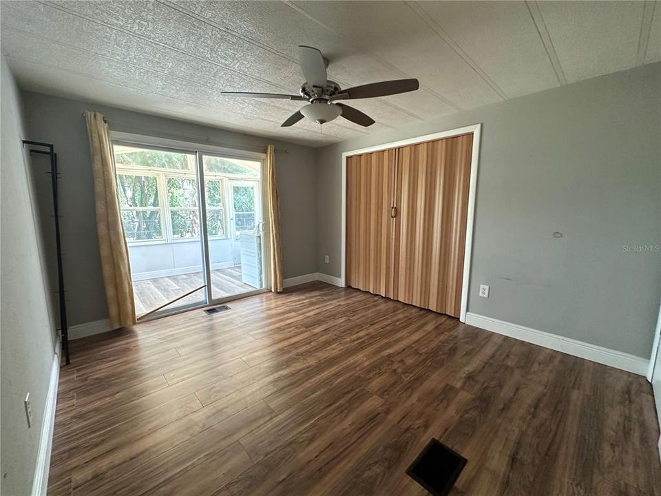 For Sale: $155,000 (2 beds, 1 baths, 924 Square Feet)