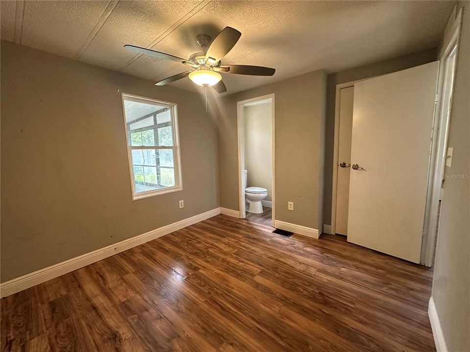 For Sale: $155,000 (2 beds, 1 baths, 924 Square Feet)