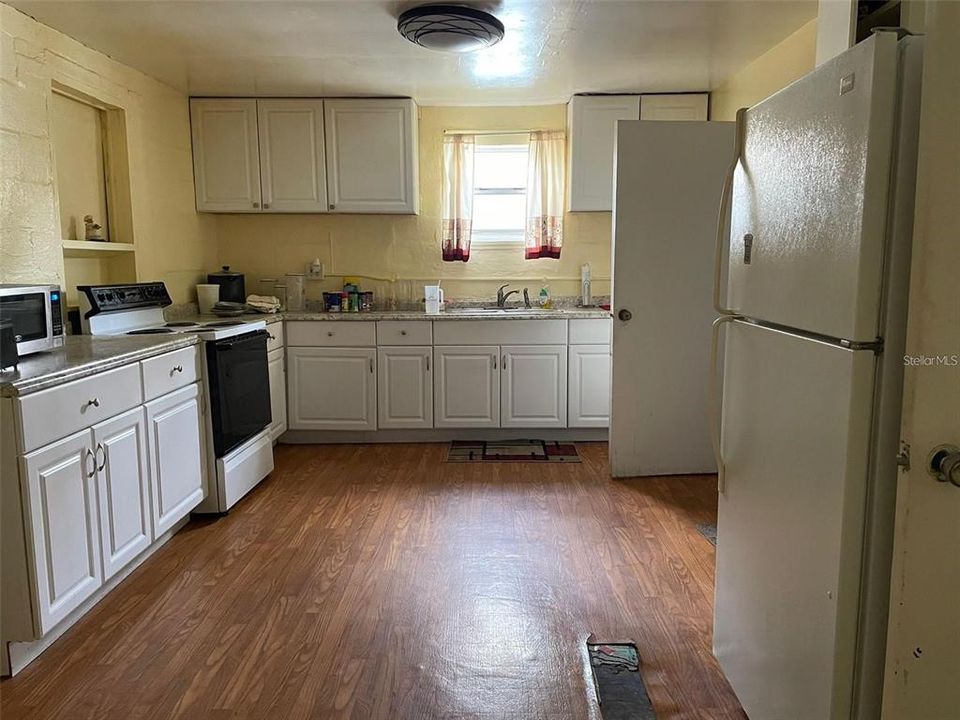 For Sale: $165,000 (2 beds, 1 baths, 1080 Square Feet)