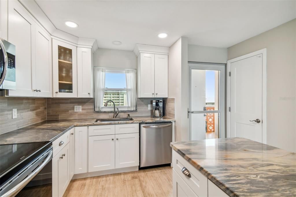 Active With Contract: $435,000 (2 beds, 2 baths, 975 Square Feet)