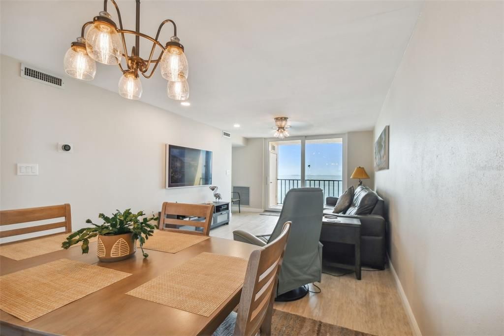 Active With Contract: $435,000 (2 beds, 2 baths, 975 Square Feet)