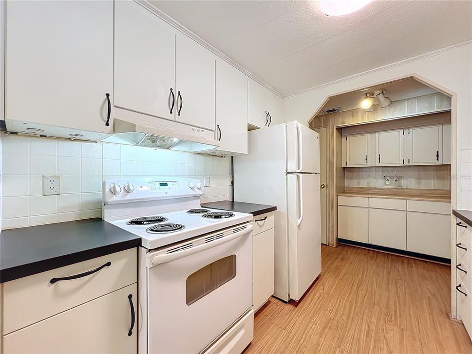 For Sale: $199,900 (2 beds, 2 baths, 989 Square Feet)