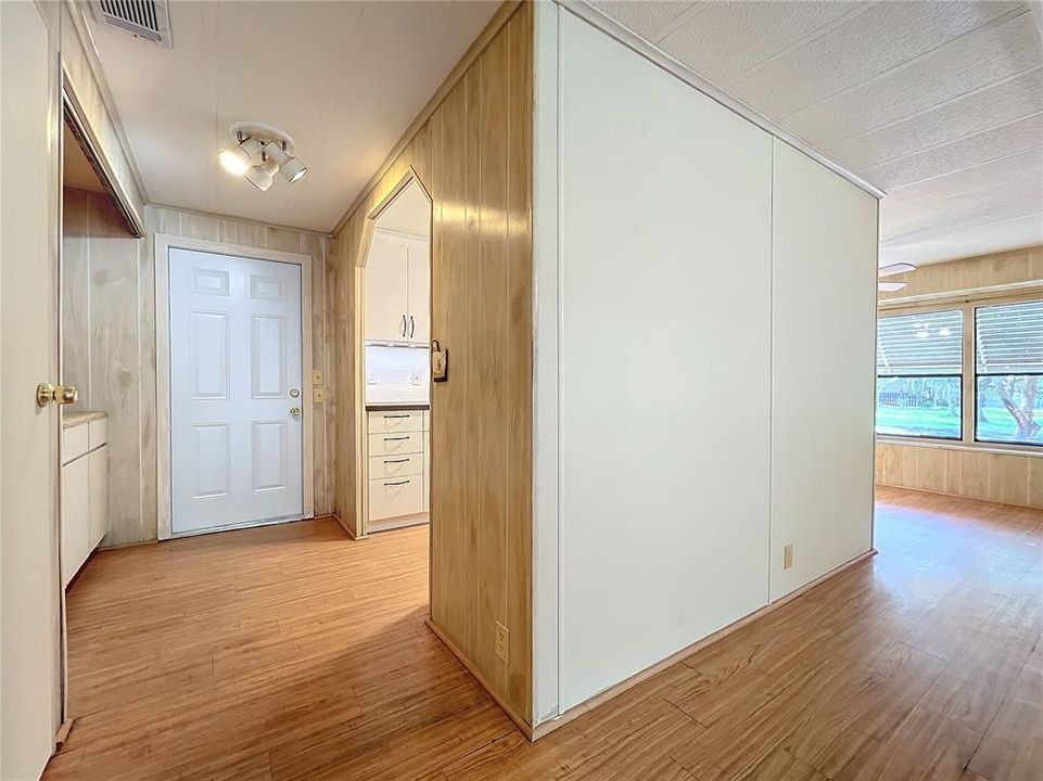 For Sale: $199,900 (2 beds, 2 baths, 989 Square Feet)