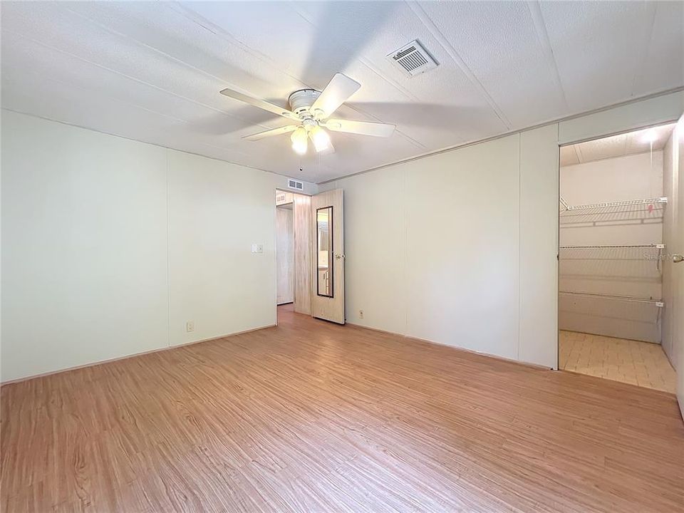 For Sale: $199,900 (2 beds, 2 baths, 989 Square Feet)