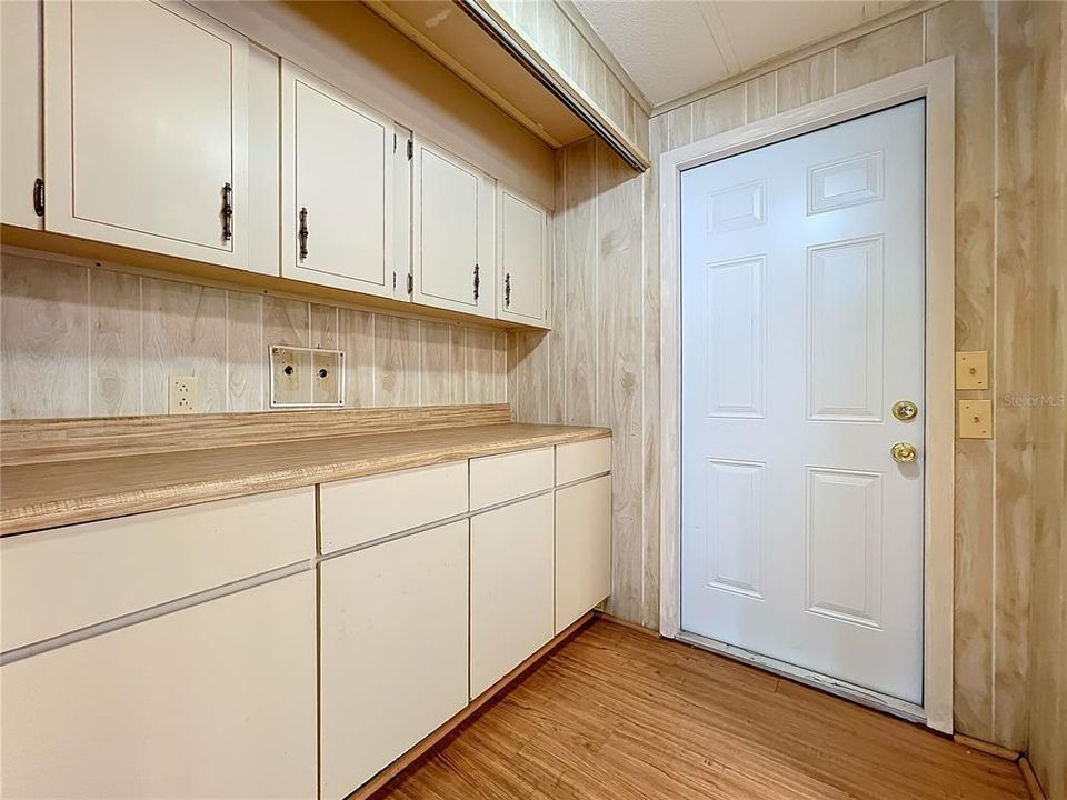 For Sale: $199,900 (2 beds, 2 baths, 989 Square Feet)