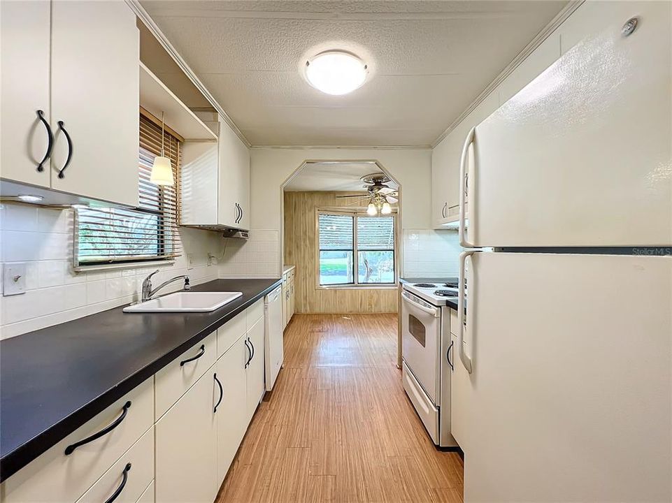 For Sale: $199,900 (2 beds, 2 baths, 989 Square Feet)