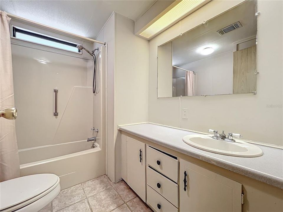 For Sale: $199,900 (2 beds, 2 baths, 989 Square Feet)