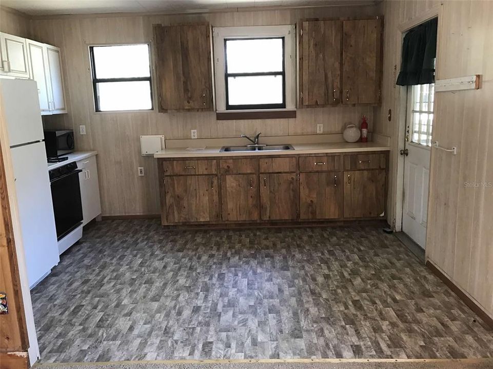 Active With Contract: $75,500 (1 beds, 1 baths, 565 Square Feet)