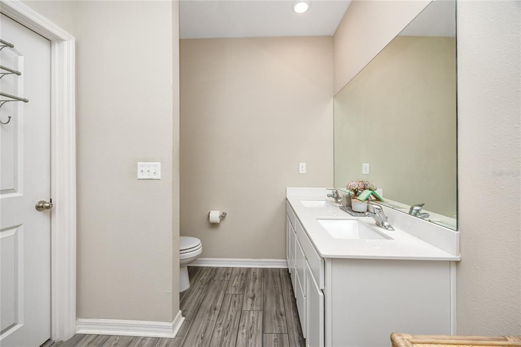 En-suite bathroom to the primary bedroom