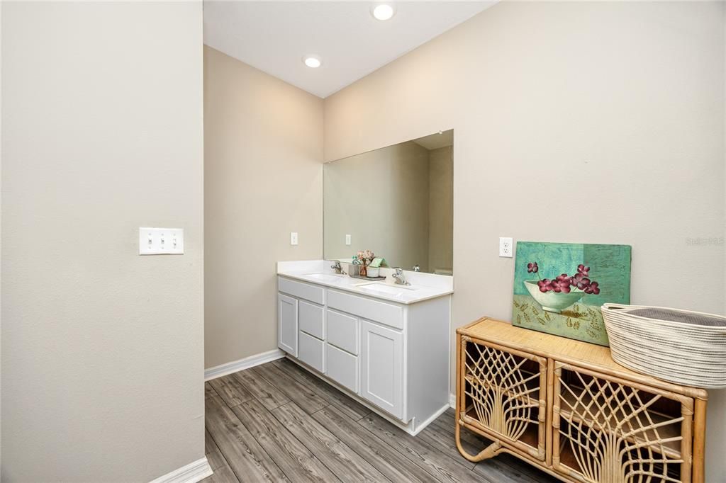 En-suite bathroom to the primary bedroom