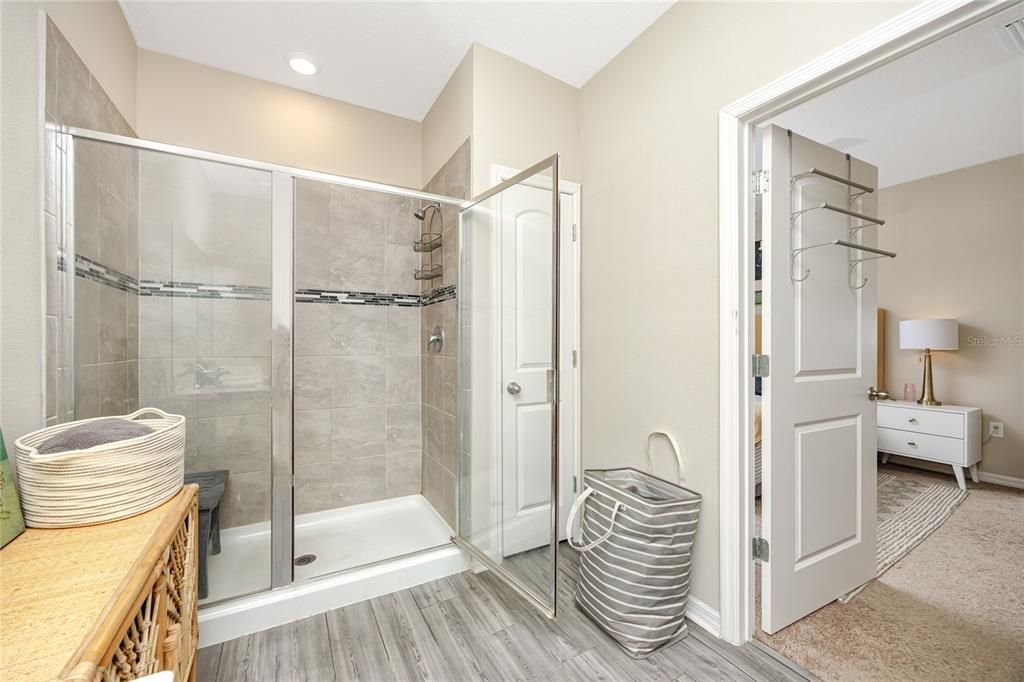 En-suite bathroom to the primary bedroom