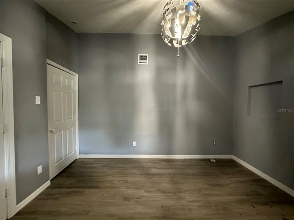 Active With Contract: $1,450 (2 beds, 1 baths, 950 Square Feet)