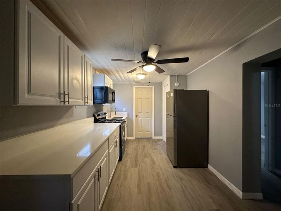 Active With Contract: $1,450 (2 beds, 1 baths, 950 Square Feet)