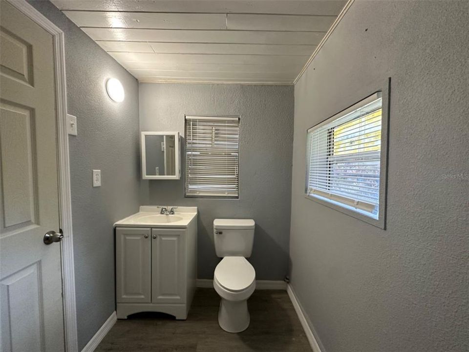 Active With Contract: $1,450 (2 beds, 1 baths, 950 Square Feet)