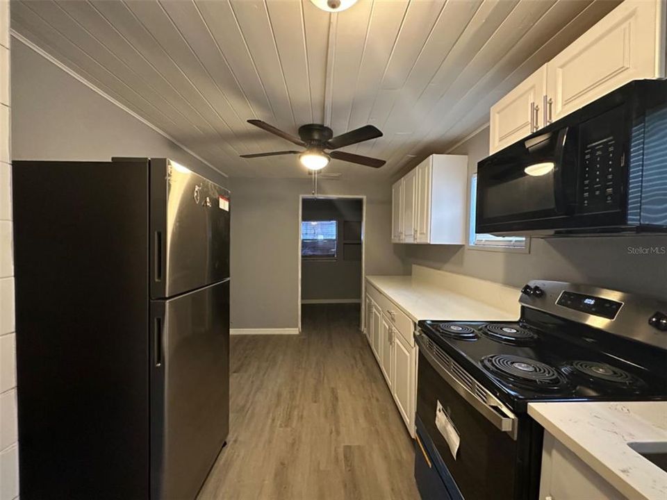 For Rent: $1,600 (2 beds, 1 baths, 950 Square Feet)