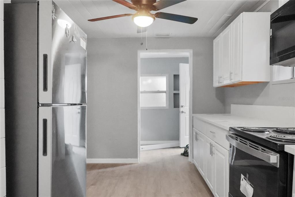 Active With Contract: $1,450 (2 beds, 1 baths, 950 Square Feet)