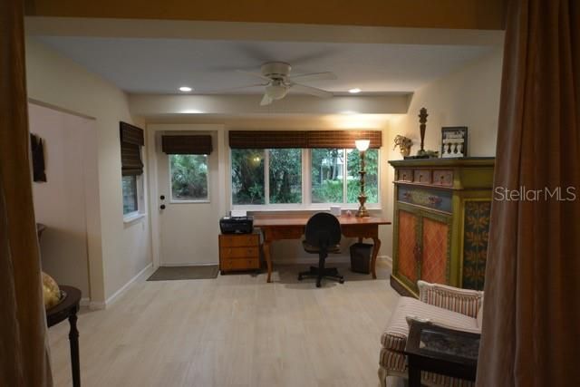 For Sale: $319,000 (2 beds, 2 baths, 1086 Square Feet)